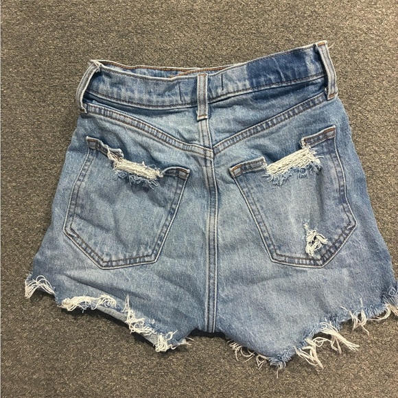 Abercrombie & Fitch Distressed High Rise Mom Short Curve Love Size 24 - Picture 3 of 3